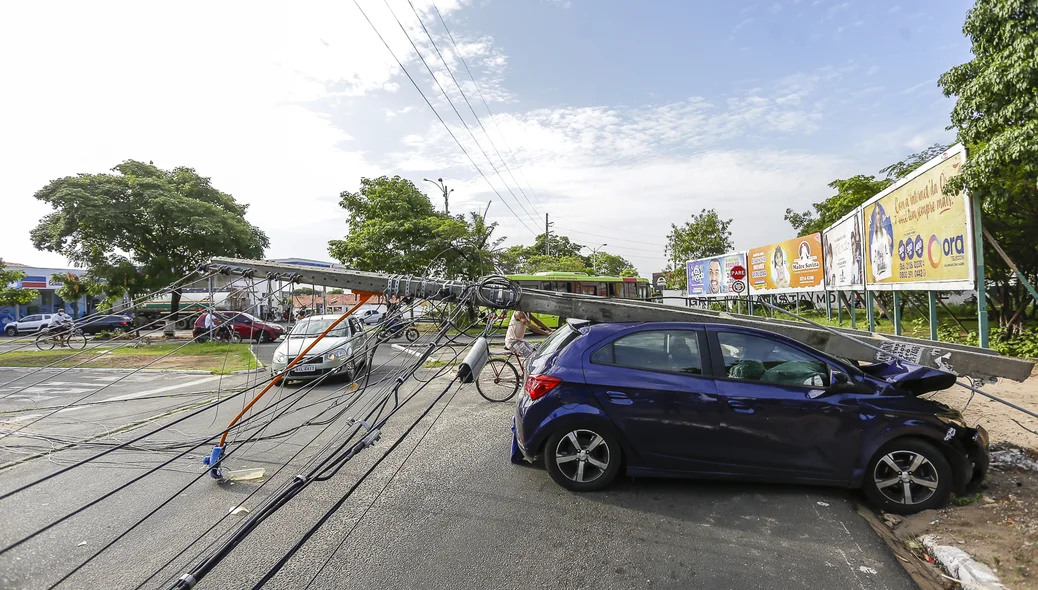 Motorista perde controle do carro e derruba poste na Morada do sol