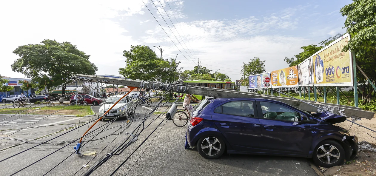 Motorista perde controle do carro e derruba poste na Morada do sol
