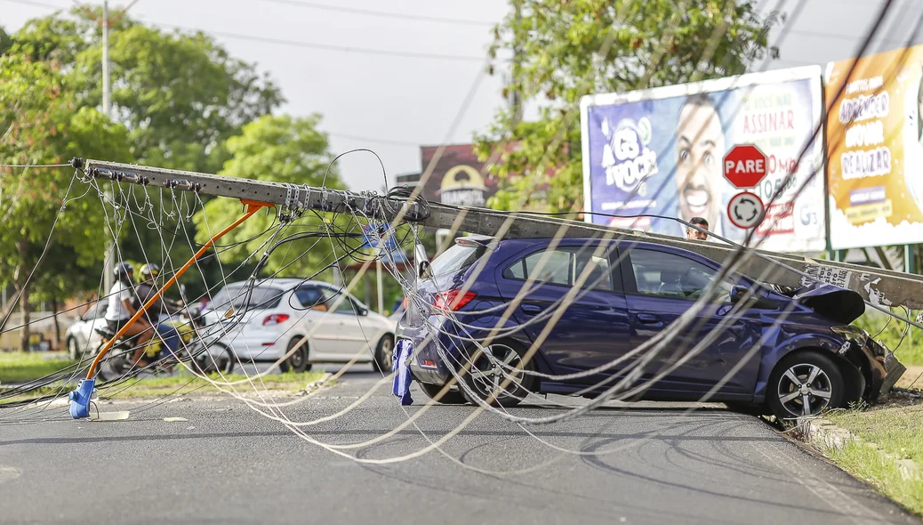 Motorista perde o controle do carro e derruba poste
