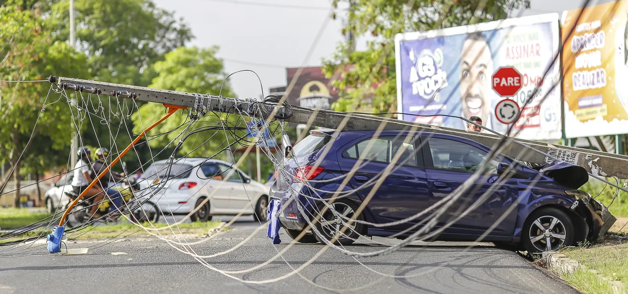 Motorista perde o controle do carro e derruba poste