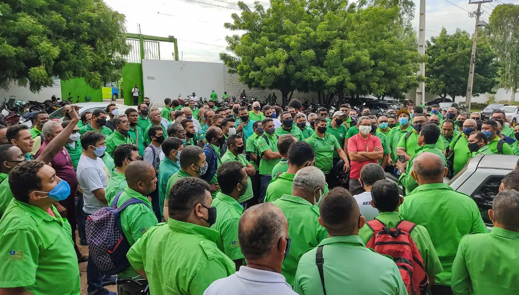 Motoristas e cobradores de ônibus paralisam atividades em Teresina