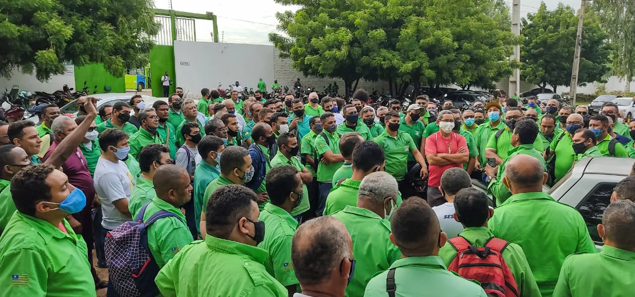 Motoristas e cobradores de ônibus paralisam atividades em Teresina