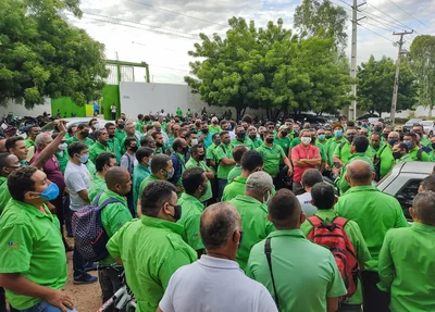 Motoristas e cobradores de ônibus paralisam atividades em Teresina
