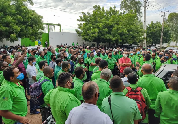 Motoristas e cobradores de ônibus paralisam atividades em Teresina