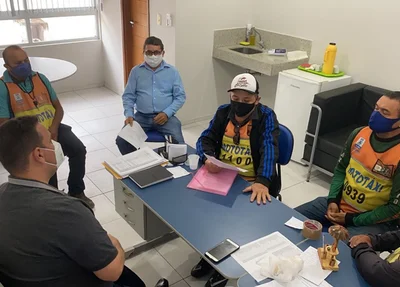 Mototaxistas se reúnem com Strans