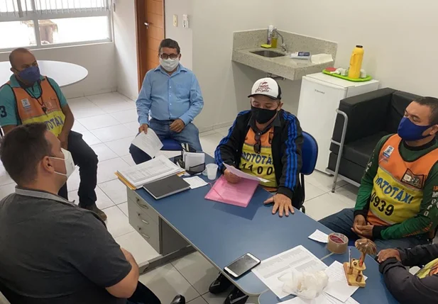 Mototaxistas se reúnem com Strans