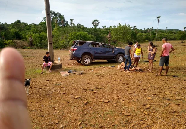 Mulher capota veículo em Castelo do Piauí