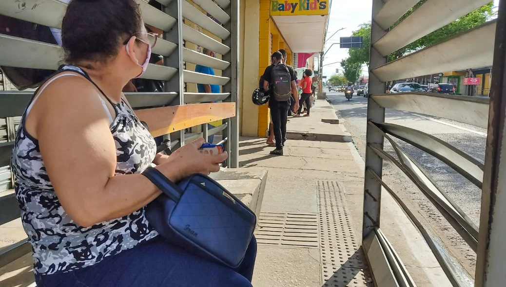 Mulher na parada de ônibus