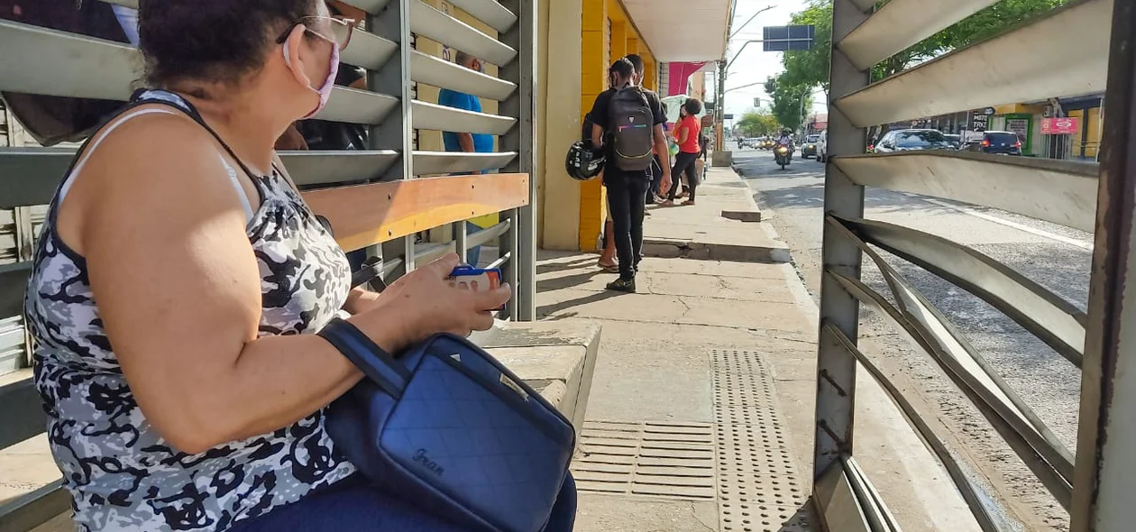 Mulher na parada de ônibus