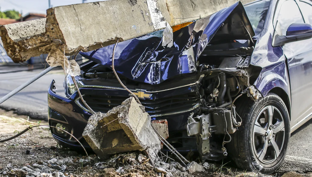 O poste quebrou e caiu em cima do carro
