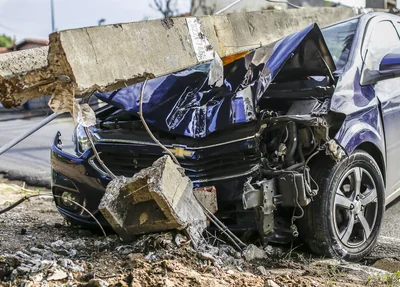 O poste quebrou e caiu em cima do carro