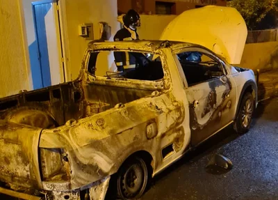 O veículo ficou totalmente destruído após pegar fogo