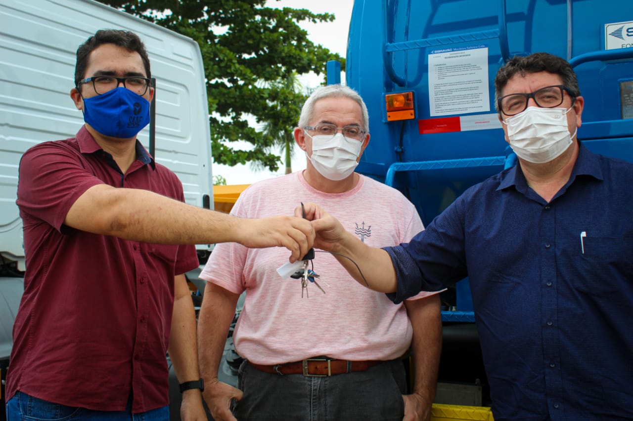 Oeiras ganha novo caminhão para manutenção da rede coletora de esgoto