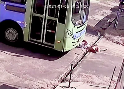Ônibus passa por cima de motociclista