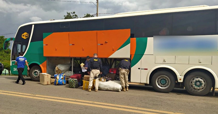Ônibus que levava a mercadoria