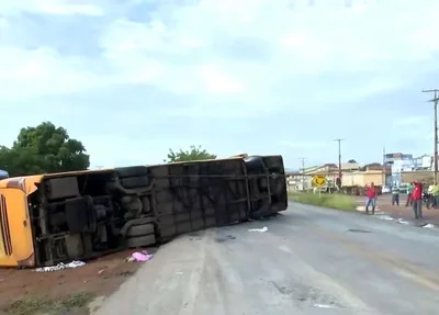 Ônibus que saiu de Valença do Piauí tomba e deixa cinco mortos na Bahia