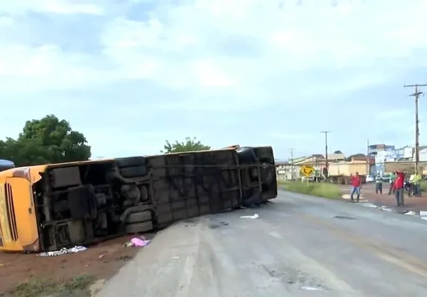 Ônibus que saiu de Valença do Piauí tomba e deixa cinco mortos na Bahia
