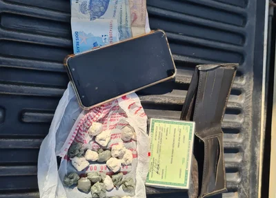 Os policias apreenderam 23 trouxas de maconha e a quantia em dinheiro de R$140,00
