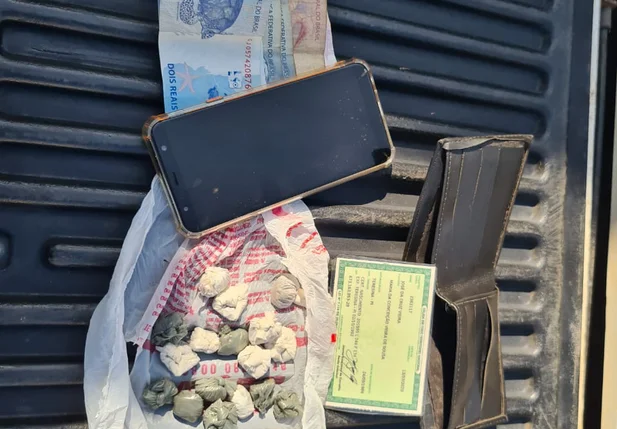 Os policias apreenderam 23 trouxas de maconha e a quantia em dinheiro de R$140,00