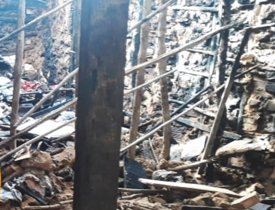 Parte do imóvel foi destruído pelo fogo