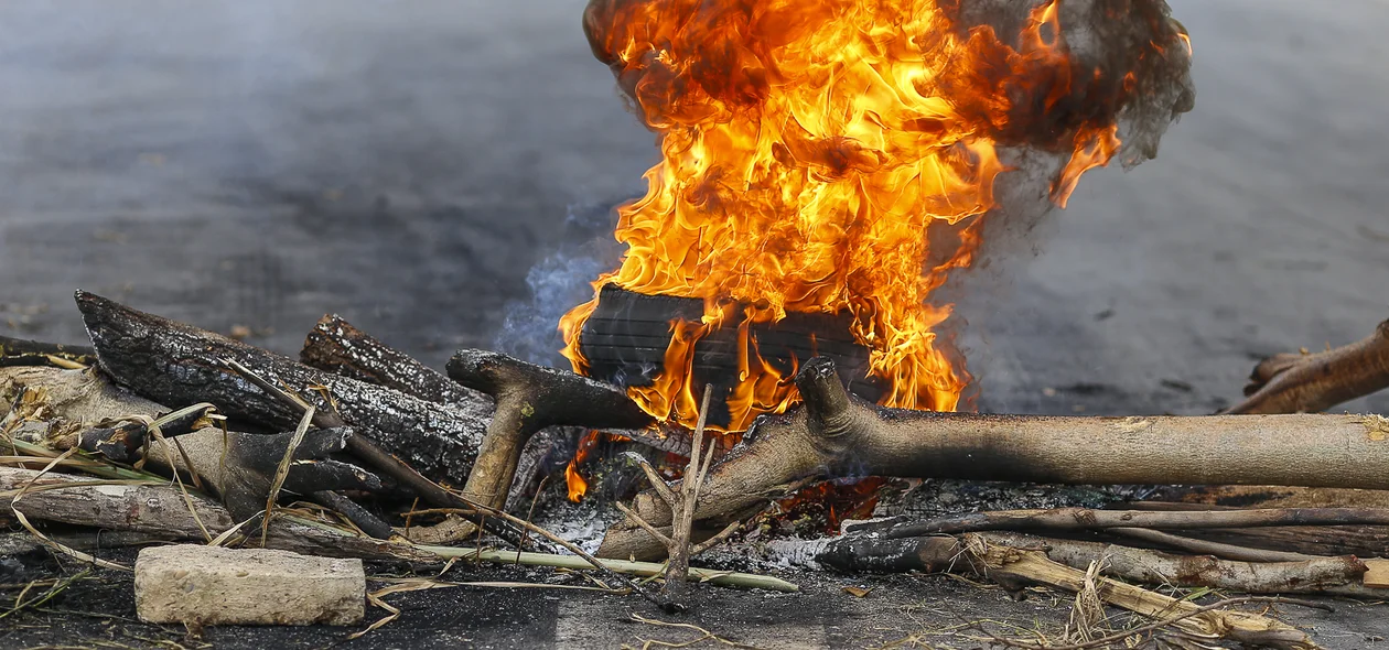 Pneus são queimados em manifestação