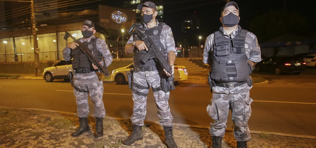 Policiais dando apoio a blitz