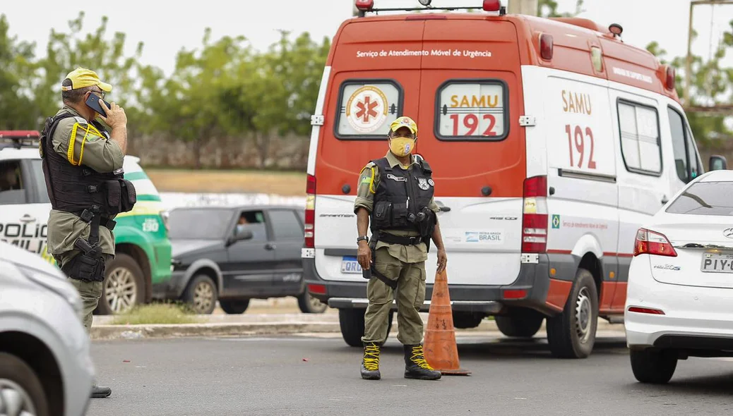 Policiais no local do acidente