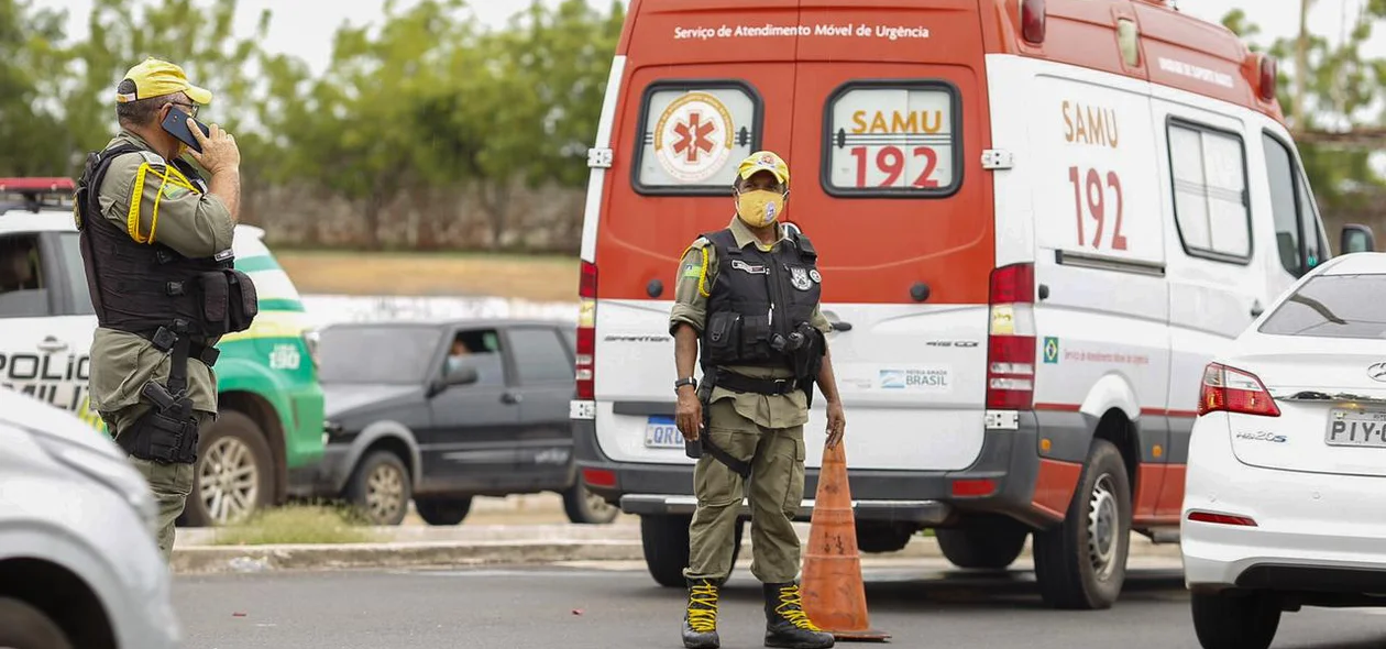 Policiais no local do acidente