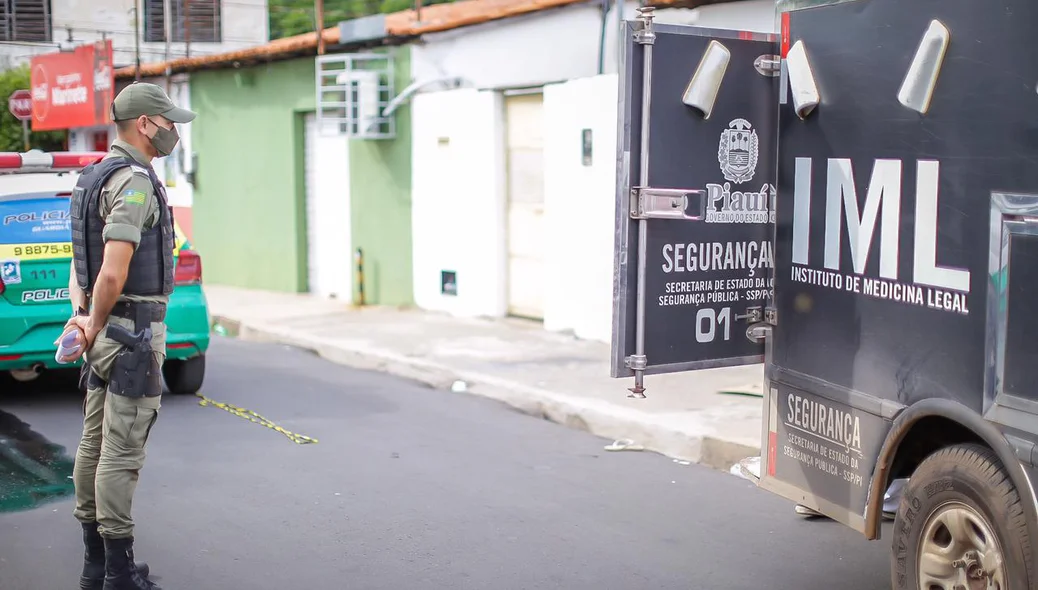 Policial acompanhando o IML remover o corpo
