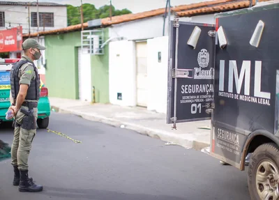 Policial acompanhando o IML remover o corpo