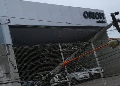 Poste caído após colisão