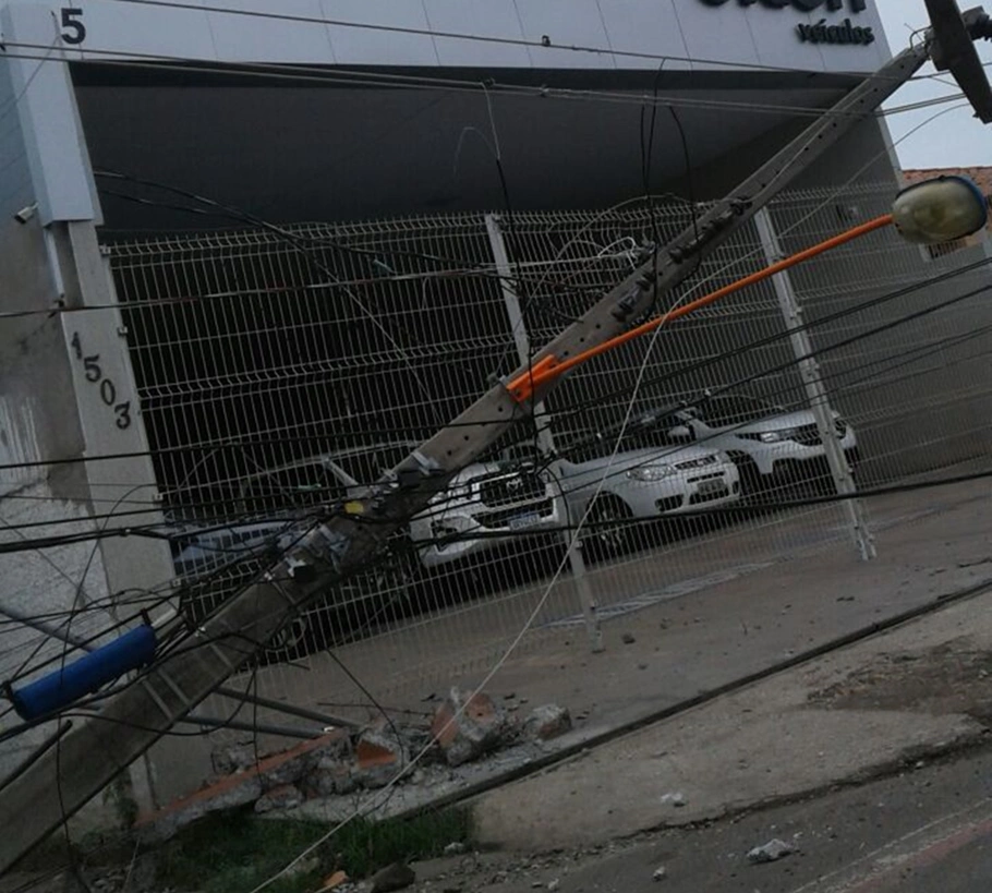 Poste caído após colisão
