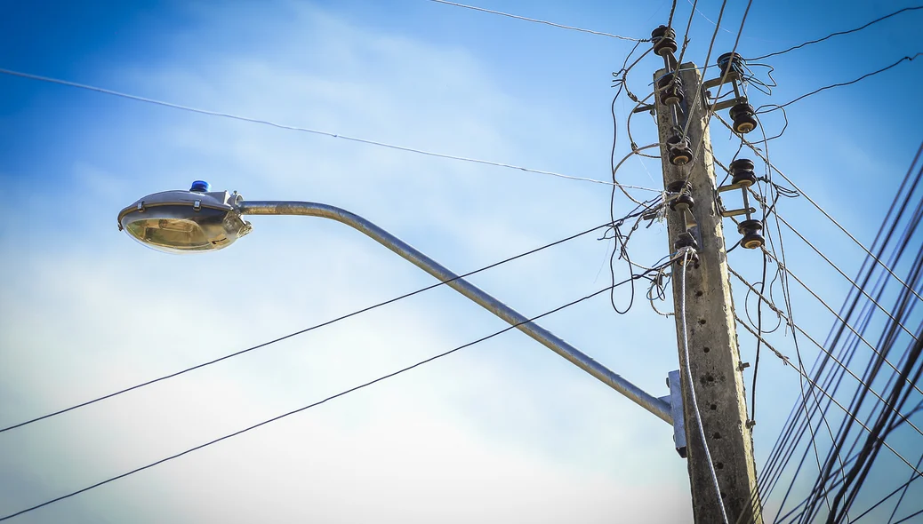 Poste de energia com o fio quebrado