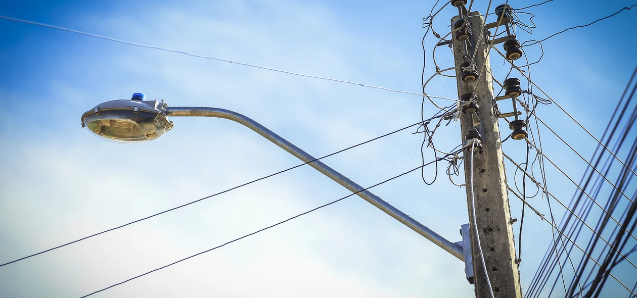 Poste de energia com o fio quebrado