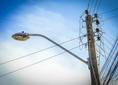 Poste de energia com o fio quebrado