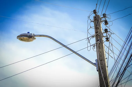 Poste de energia com o fio quebrado