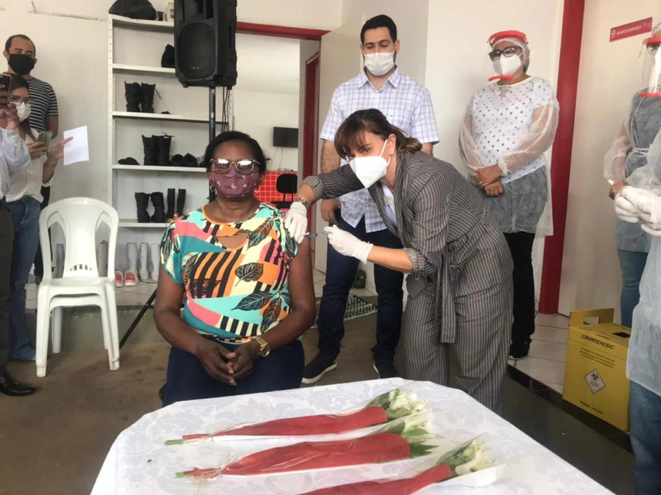 Prefeita Ivanária Sampaio vacinando a técnica de enfermagem Maria dos Navegantes de 60 anos.