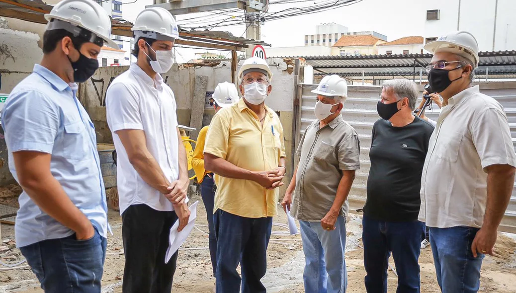 Prefeito ao lado de autoridades visitando obras