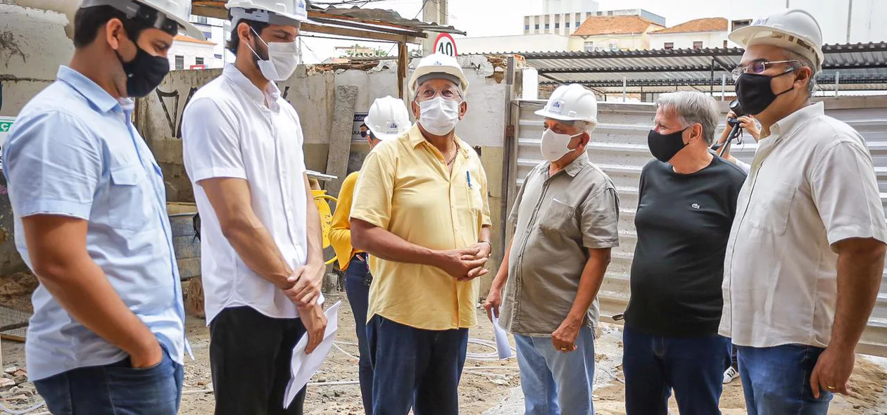Prefeito ao lado de autoridades visitando obras