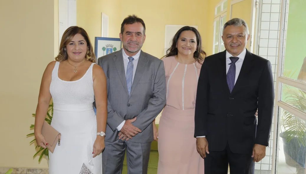 Prefeito ao lado do vice-prefeito