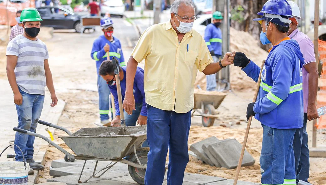 Prefeito de Teresina cumprimentado trabalhadores