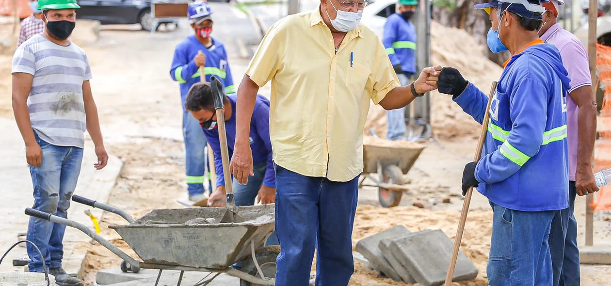 Prefeito de Teresina cumprimentado trabalhadores