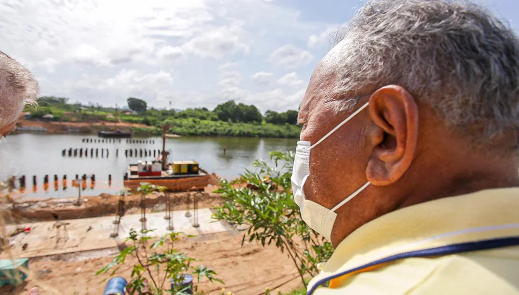 Prefeito Dr. Pessoa observando obra sendo construída