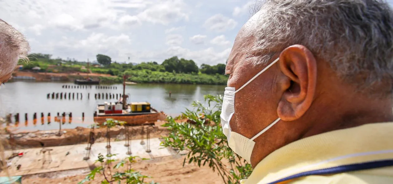 Prefeito Dr. Pessoa observando obra sendo construída