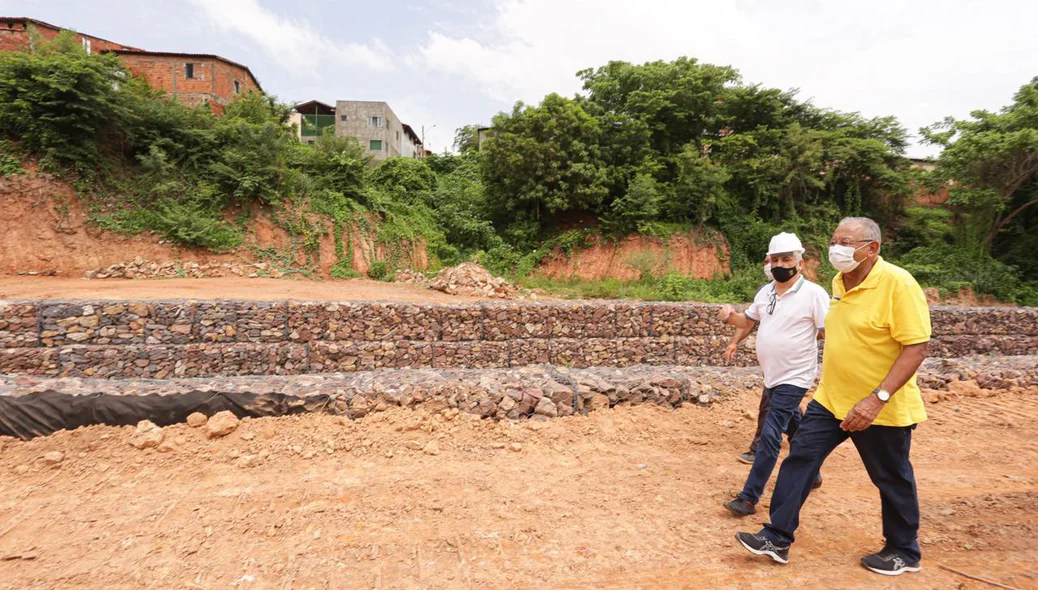 Prefeito e Vice-prefeito visitando obras