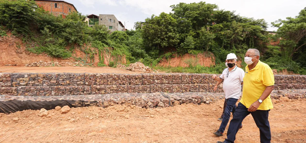 Prefeito e Vice-prefeito visitando obras