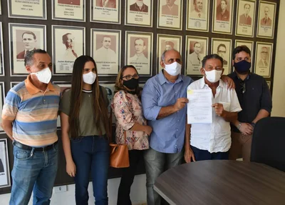 Prefeito Gil Paraibano empossa novos secretários