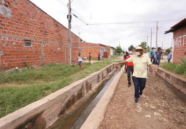 Prefeito na galeria do Residencial Recanto dos Pássaros