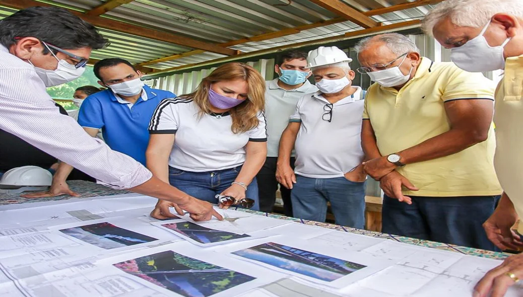 Prefeito vendo a planta da obra