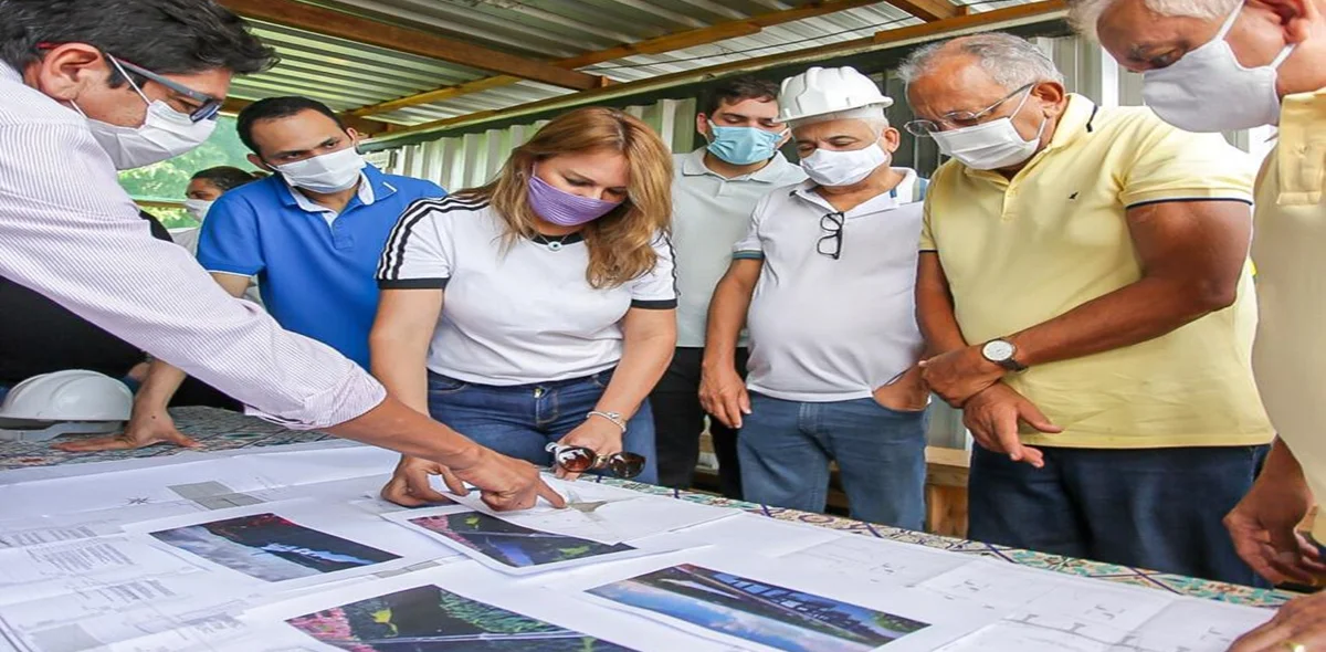 Prefeito vendo a planta da obra